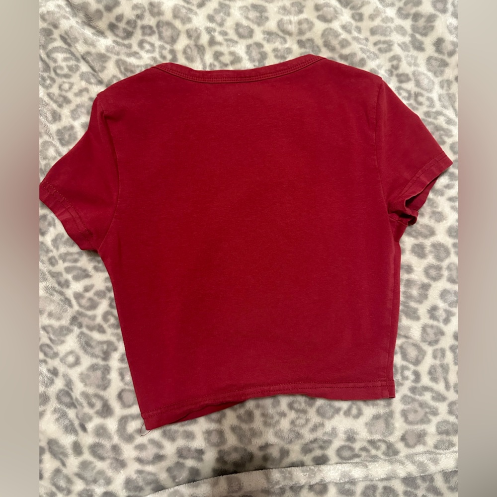 Cute red basic crop top! 💋 - Picture 2 of 2